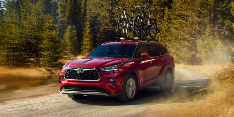 A 2024 Toyota Highlander Hybrid with a roof rack of bicycles going on an eco-friendly adventure in Kent, OH