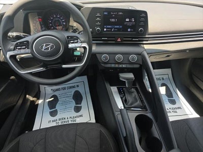 2022 Hyundai Elantra SE