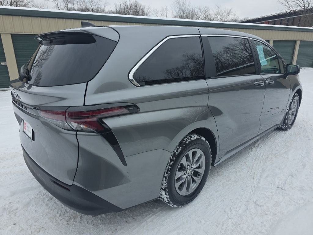 2026 Toyota Sienna LE 8 Passenger