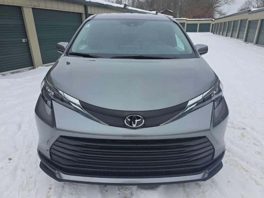 2026 Toyota Sienna LE 8 Passenger