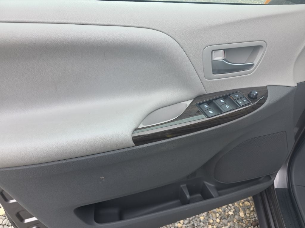 2017 Toyota Sienna XLE 8 Passenger