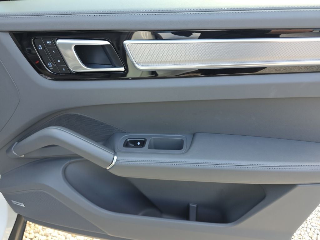2023 Porsche Cayenne Platinum Edition